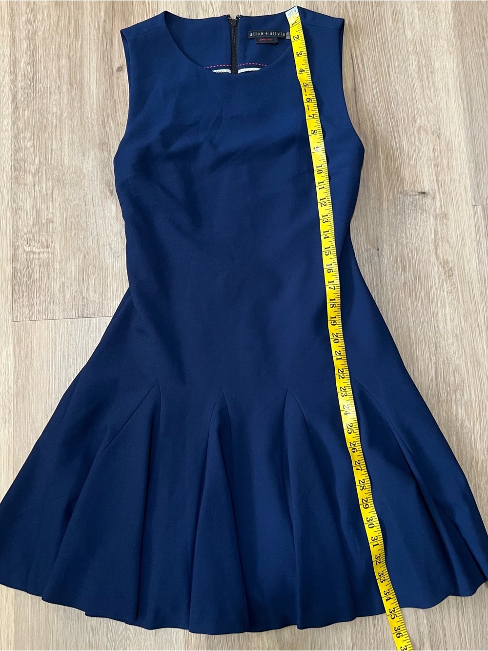 Alice + Olivia “Employed” shift sleeveless dress in dark blue size 6 - Picture 6 of 7